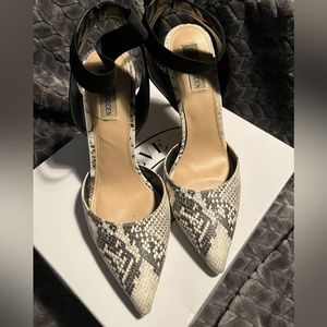 Dahlia Steve Madden heels size 11 - snake skin with black elastic